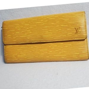 Authentic Preowned LV Epi Sarah Wallet
